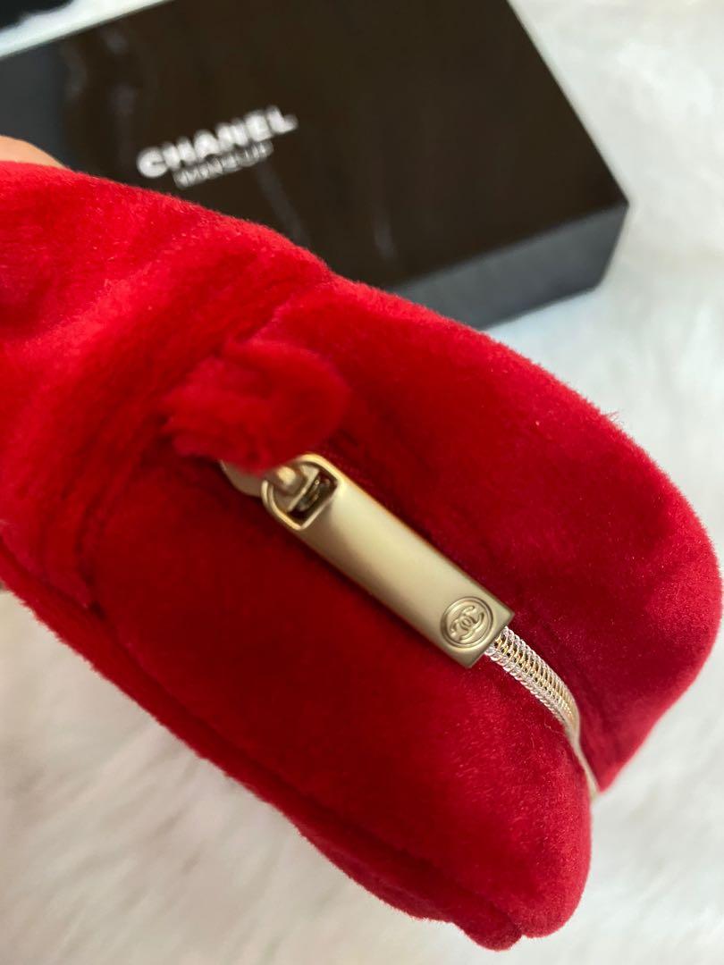 紅色毛絨Chanel beauty 化妝袋, 名牌, 手袋及銀包- Carousell