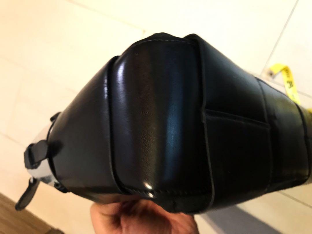 Bally （分類：手拿包）位於 Hong Kong。 由 77077 提交（商品編號 284112968，圖片 4）。簡介： 執櫃清倉，旅行買落，少用90%新。