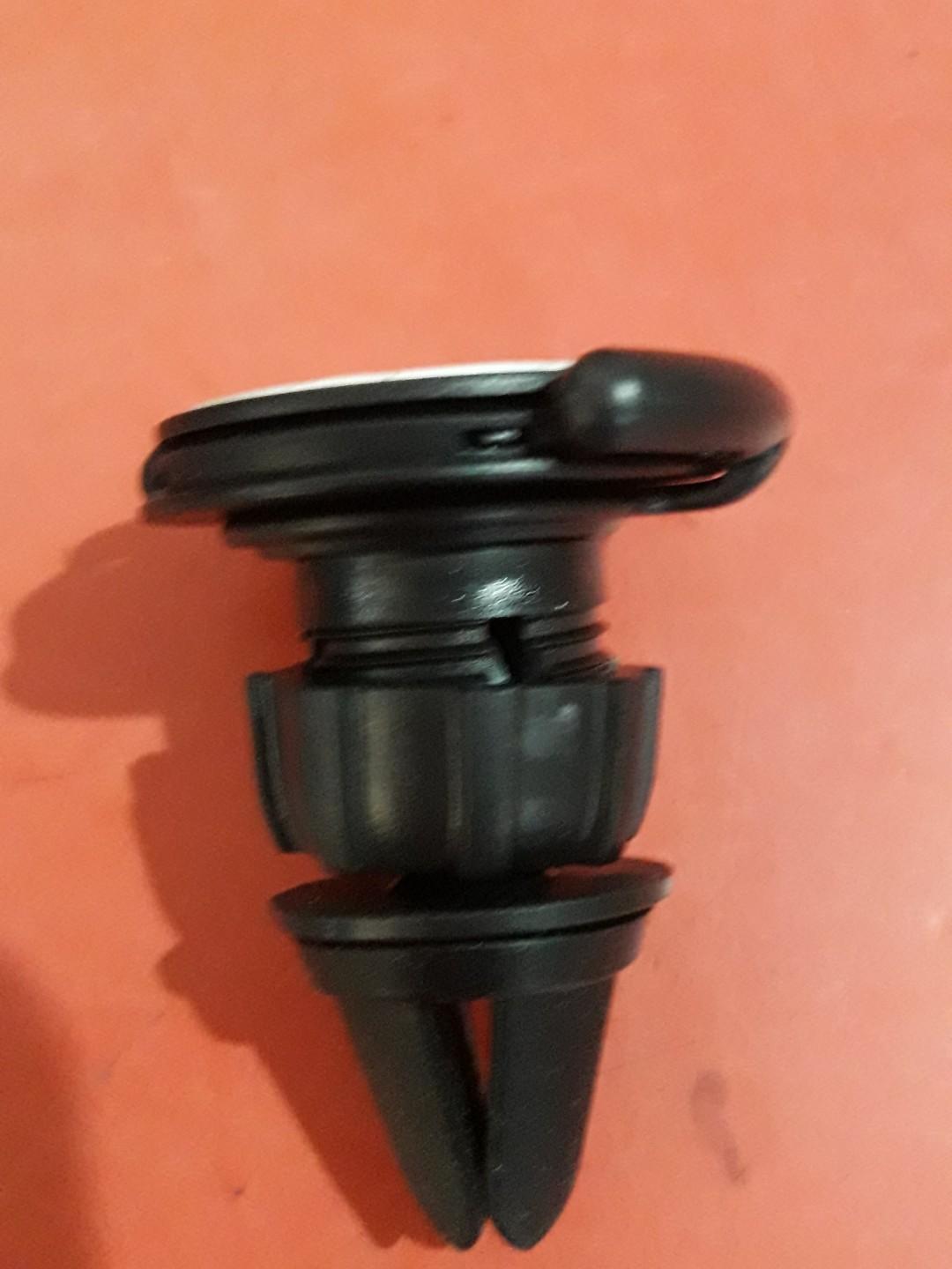 Car Cellphone Holder with pop stand (Category: Mounts & Holders) located in Las Pinas. Submitted by jaziyah4 (Listing ID 284124301, Image 1). Description: like new. Car Cellphone Holder with pop stand..