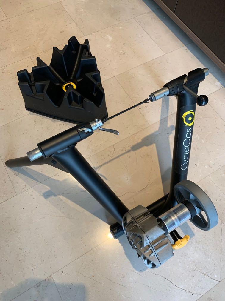 CycleOps Fluid 2 and Riser block, Sports Equipment, Bicycles & Parts ...