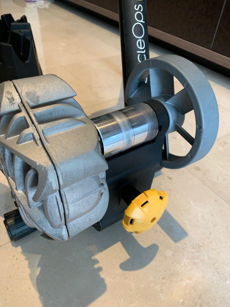 CycleOps Fluid 2 and Riser block, Sports Equipment, Bicycles & Parts ...