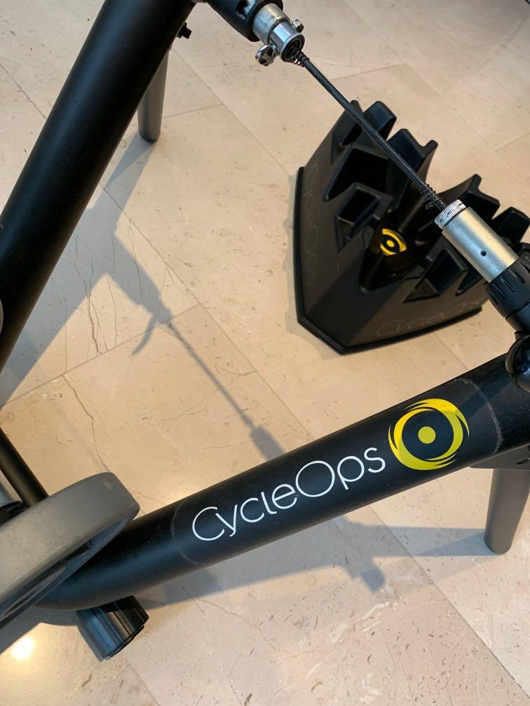 CycleOps Fluid 2 and Riser block, Sports Equipment, Bicycles & Parts ...