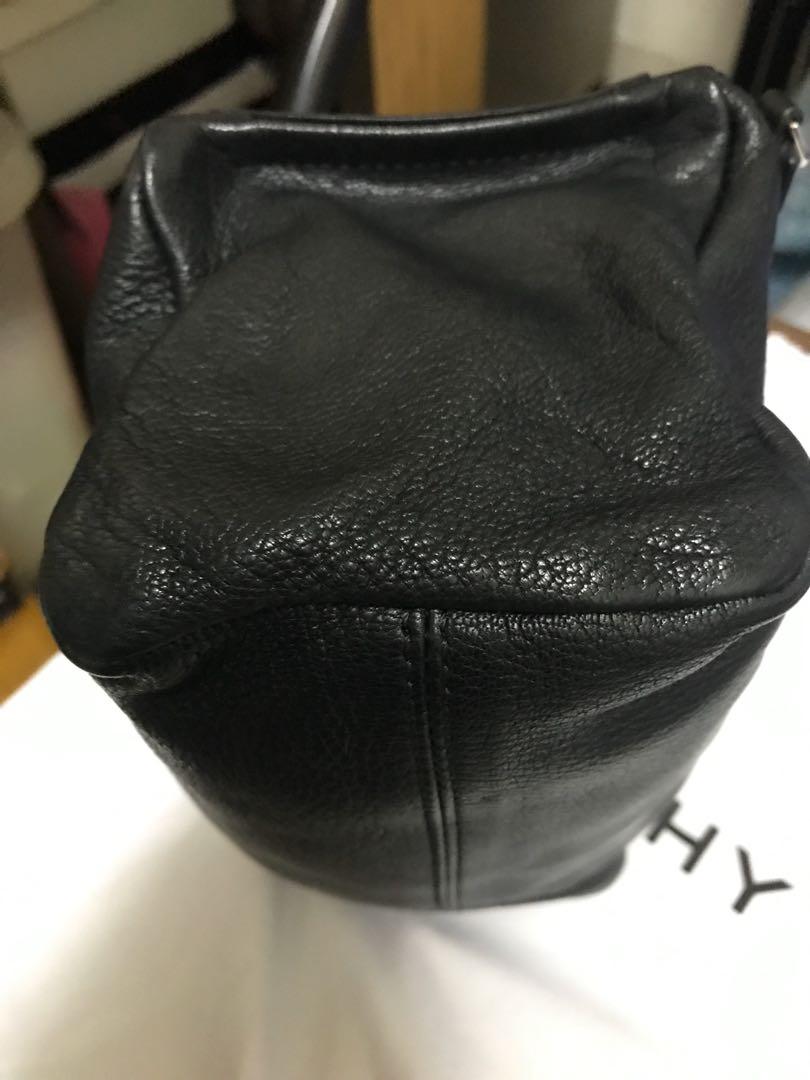 Givenchy （分類：長銀包）位於 Hong Kong。 由 crystal_888 提交（商品編號 284125326，圖片 4）。簡介： 。