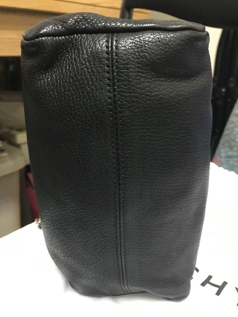 Givenchy （分類：長銀包）位於 Hong Kong。 由 crystal_888 提交（商品編號 284125326，圖片 5）。簡介： 。