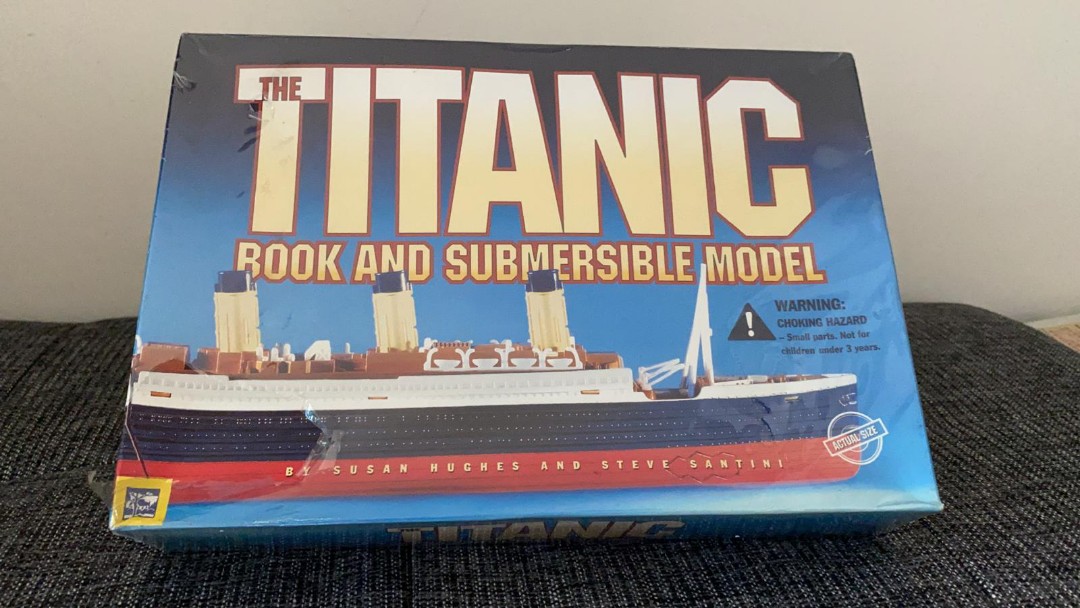 The Titanic book and submersible Model 鐵達尼號, 興趣及遊戲, 旅行, 旅遊- 旅行必需品及用品-  Carousell