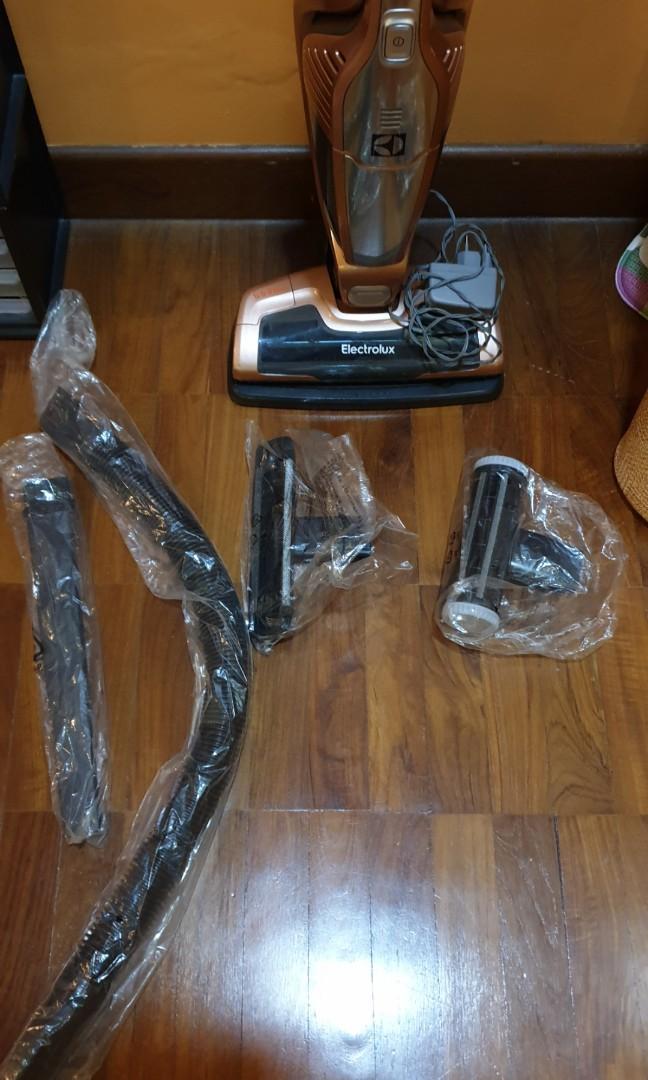 Electrolux ergo rapido ZB3114AK handheld cordless vacuum, TV & Home Appliances, Vacuum Cleaner