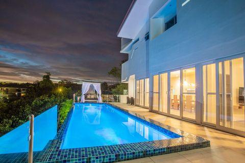 Beautiful Modern house with infinity pool at Alta Vista Estate