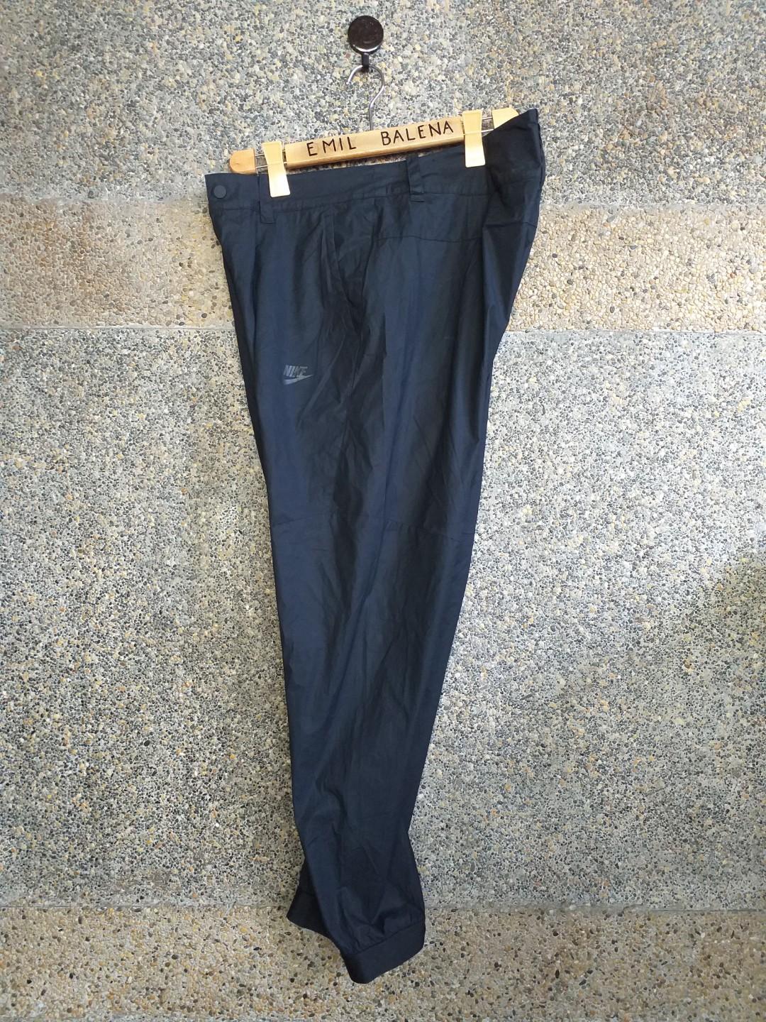 Nike (Category: Joggers) located in Cavite. Submitted by azyyy_ (Listing ID 284597680, Image 3). Description: Nike Size 36 Good as new 1500 +shipping fee.