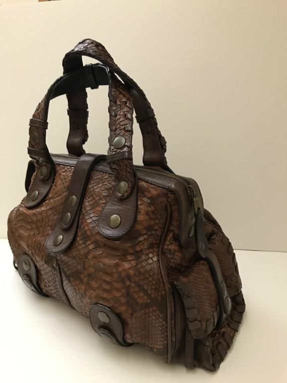 CHLOE Python Bag 蟒蛇皮手提包 (#newbie2003) （分類：長銀包）位於 Hong Kong。 由 happyjourney 提交（商品編號 284737469，圖片 2）。簡介： Chocolate python Chloe bag 咖啡色蟒蛇皮袋 Handle Drop 手柄: 6.5” Height 高度: 10” Width 濶度: 16” Depth 深度: 6.5” Condition 狀況: Very Good 良好 Happy shopping 😊！。