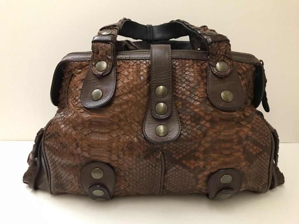 CHLOE Python Bag 蟒蛇皮手提包 (#newbie2003) （分類：長銀包）位於 Hong Kong。 由 happyjourney 提交（商品編號 284737469，圖片 1）。簡介： Chocolate python Chloe bag 咖啡色蟒蛇皮袋 Handle Drop 手柄: 6.5” Height 高度: 10” Width 濶度: 16” Depth 深度: 6.5” Condition 狀況: Very Good 良好 Happy shopping 😊！。