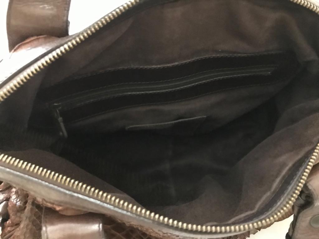 CHLOE Python Bag 蟒蛇皮手提包 (#newbie2003) （分類：長銀包）位於 Hong Kong。 由 happyjourney 提交（商品編號 284737469，圖片 4）。簡介： Chocolate python Chloe bag 咖啡色蟒蛇皮袋 Handle Drop 手柄: 6.5” Height 高度: 10” Width 濶度: 16” Depth 深度: 6.5” Condition 狀況: Very Good 良好 Happy shopping 😊！。