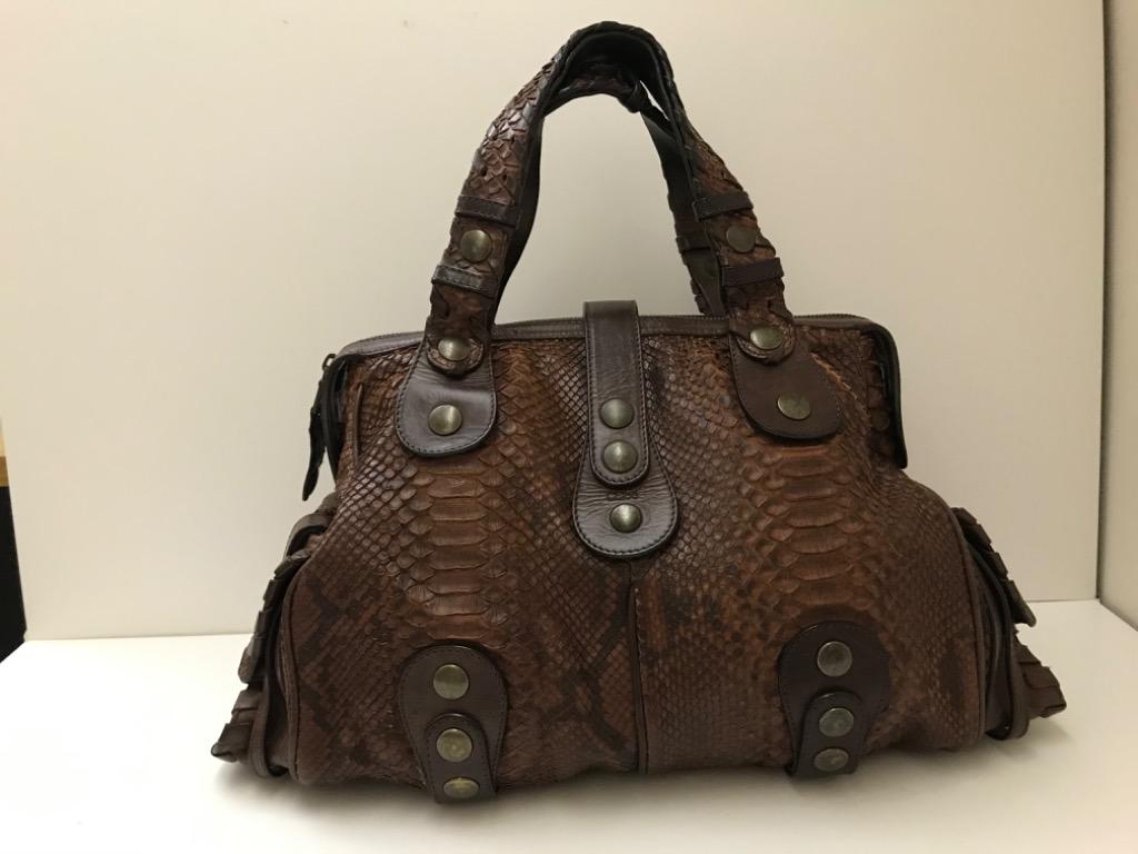CHLOE Python Bag 蟒蛇皮手提包 (#newbie2003) （分類：長銀包）位於 Hong Kong。 由 happyjourney 提交（商品編號 284737469，圖片 3）。簡介： Chocolate python Chloe bag 咖啡色蟒蛇皮袋 Handle Drop 手柄: 6.5” Height 高度: 10” Width 濶度: 16” Depth 深度: 6.5” Condition 狀況: Very Good 良好 Happy shopping 😊！。