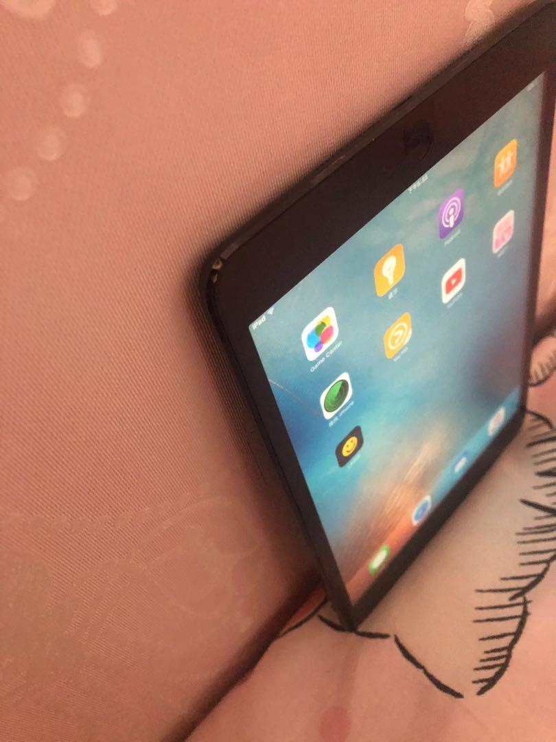 iPad mini （分類：平板電腦 - iPad）位於 Hong Kong。 由 glamlam411 提交（商品編號 284831861，圖片 3）。簡介： IPad Mini1 Black color 100% work Damage at the corner (see pic)。