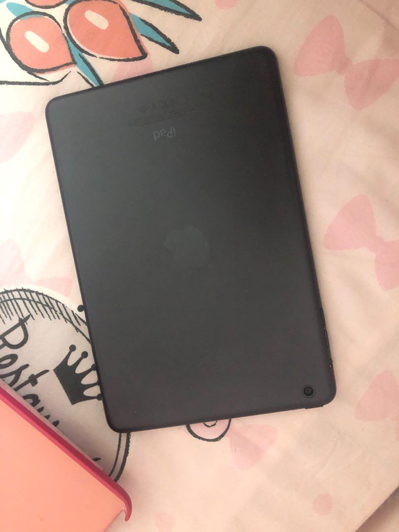 iPad mini （分類：平板電腦 - iPad）位於 Hong Kong。 由 glamlam411 提交（商品編號 284831861，圖片 2）。簡介： IPad Mini1 Black color 100% work Damage at the corner (see pic)。
