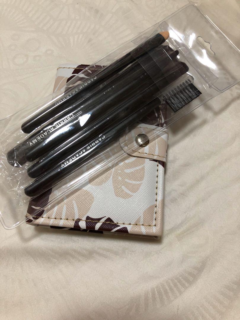 Makeup Set (Category: Makeup) located in Singapore. Submitted by katherinaa (Listing ID 285017622, Image 2). Description: Make up set from Carrie Academy (modeling agency) Almost new, used it once. Letting go at a super affordable price. Super worth it as a set of make up tools is already $50+?? It’s from a modeling agency some more! Include: brush set (5 pieces), lipsticks, eye shadow, blusher, highlighter, bronzer . All in one. Travel friendly 