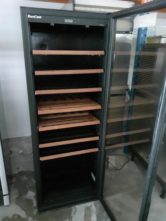 Eurocave wine chiller, TV & Home Appliances, Kitchen Appliances, Wine