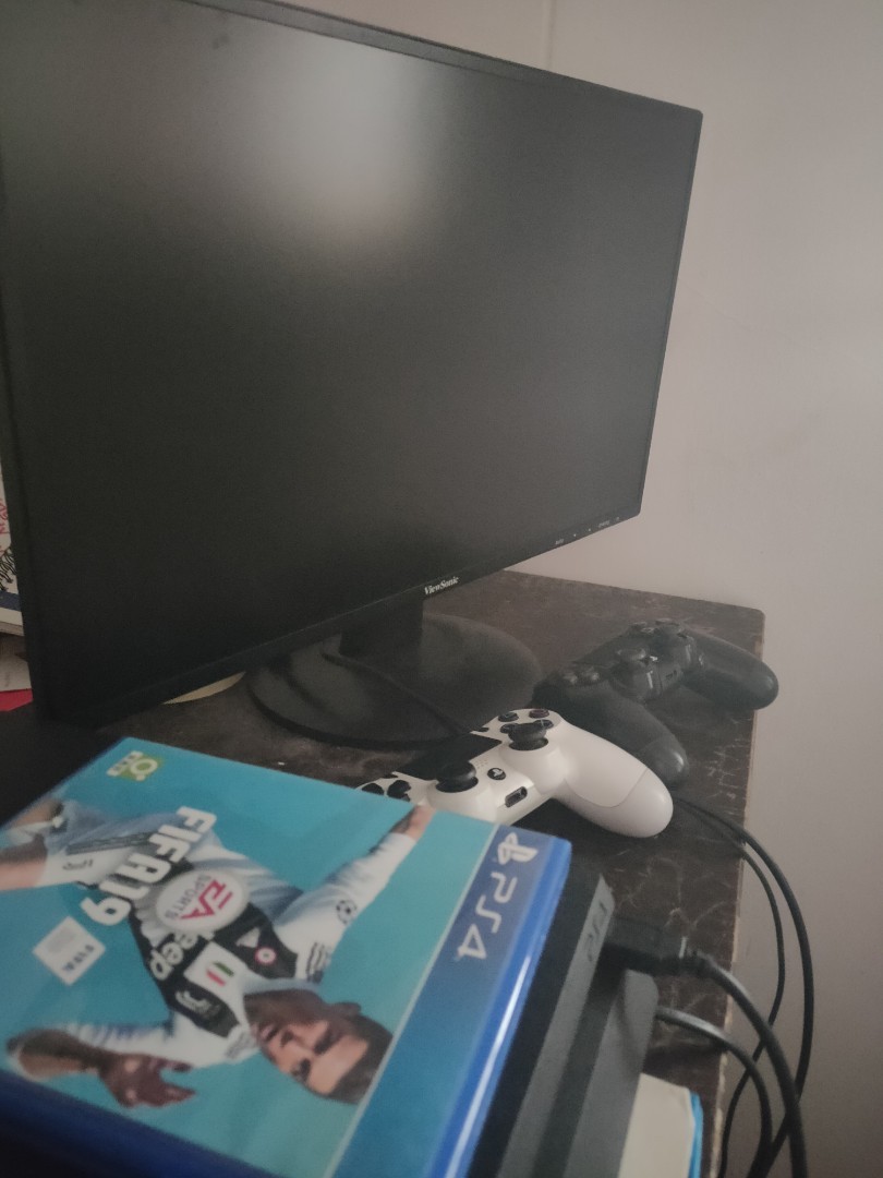 Playstation 4 1TB w Fifa 19 and 22\