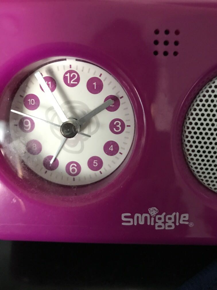 Smiggle table clock, Furniture & Home Living, Kitchenware & Tableware