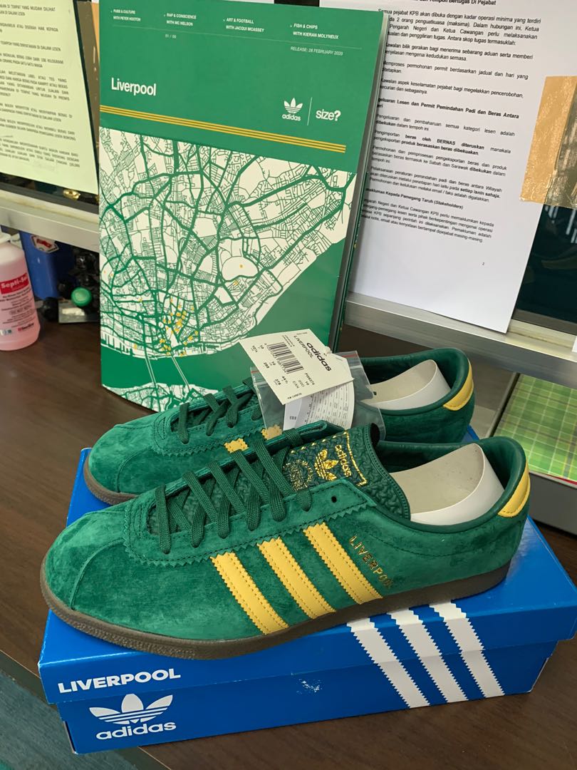 Aparte Abundantemente archivo Adidas Liverpool Trainers, Men's Fashion, Footwear, Sneakers on Carousell