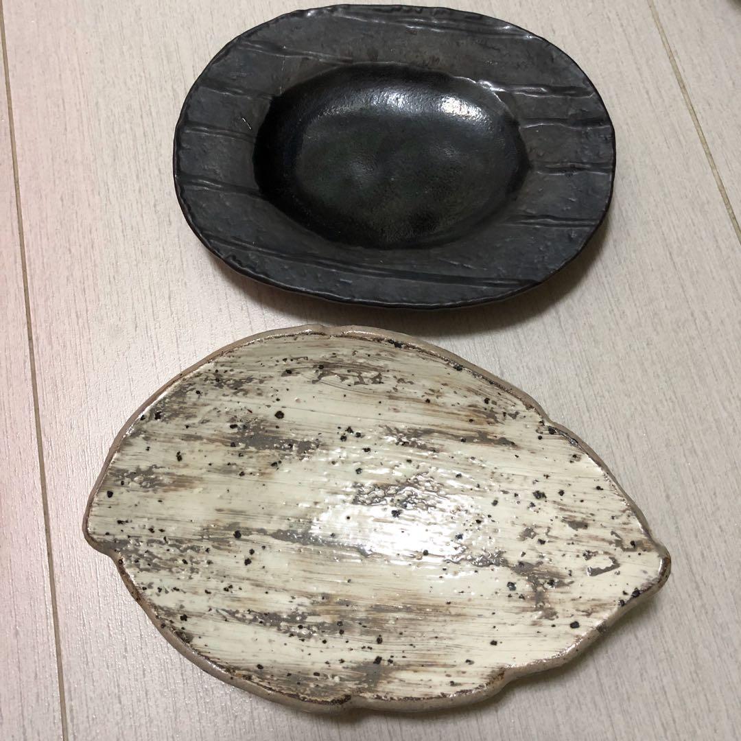 Kitchenware Plates (Category: Other Kitchenware & Tableware) located in Singapore. Submitted by prettyparanoid (Listing ID 285486603, Image 1). Description: $8 for both. Price non-nego. Bought but never had a chance to use. Can be decorative plates too. .