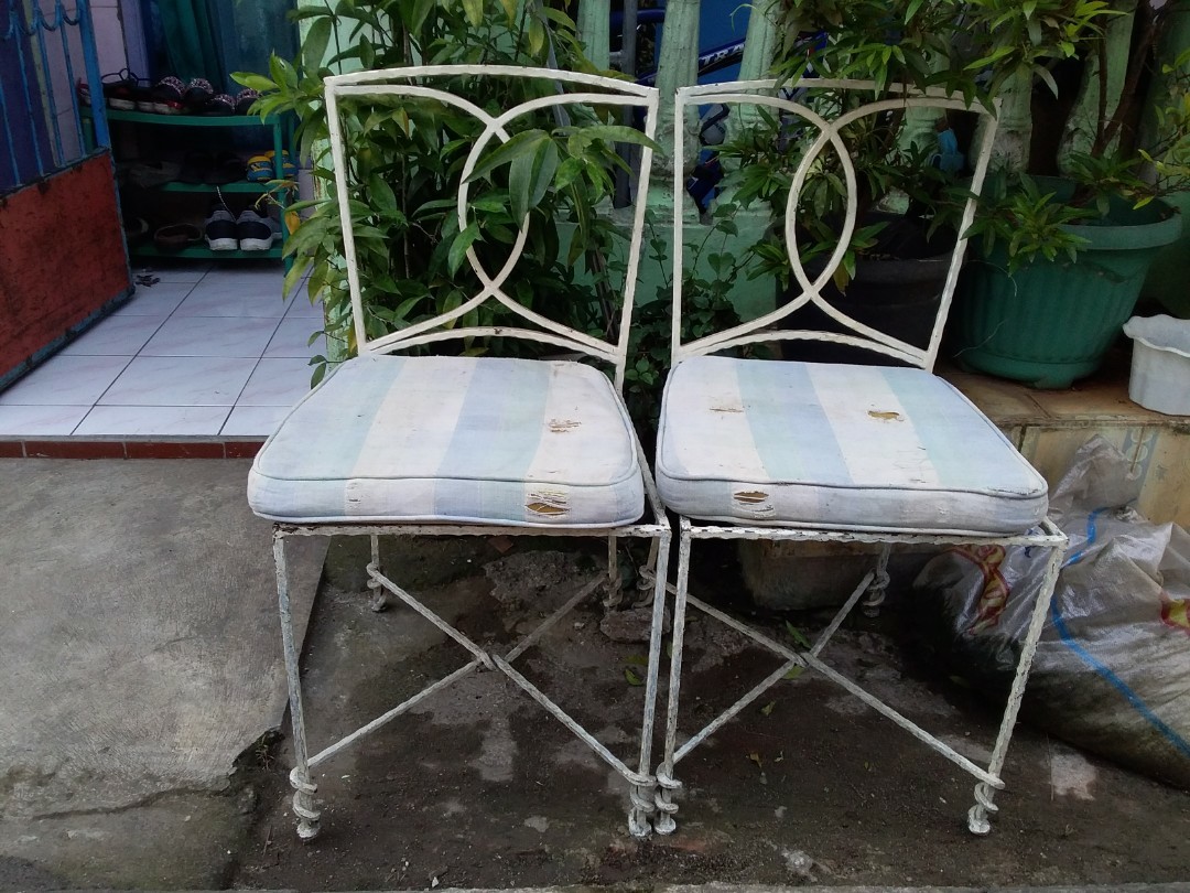 Kursi taman dari besi., Perabotan Rumah di Carousell