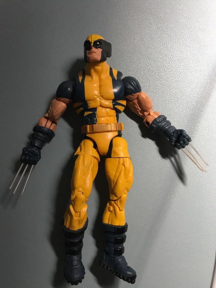 Marvel legends astonishing wolverine with one broken claw, Hobbies