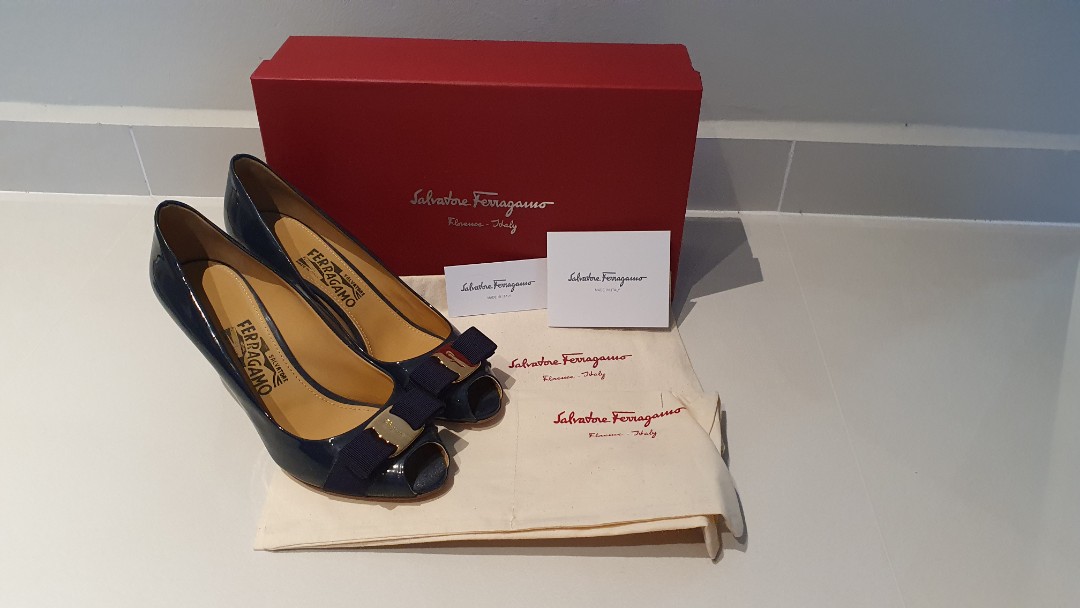ferragamo navy pumps