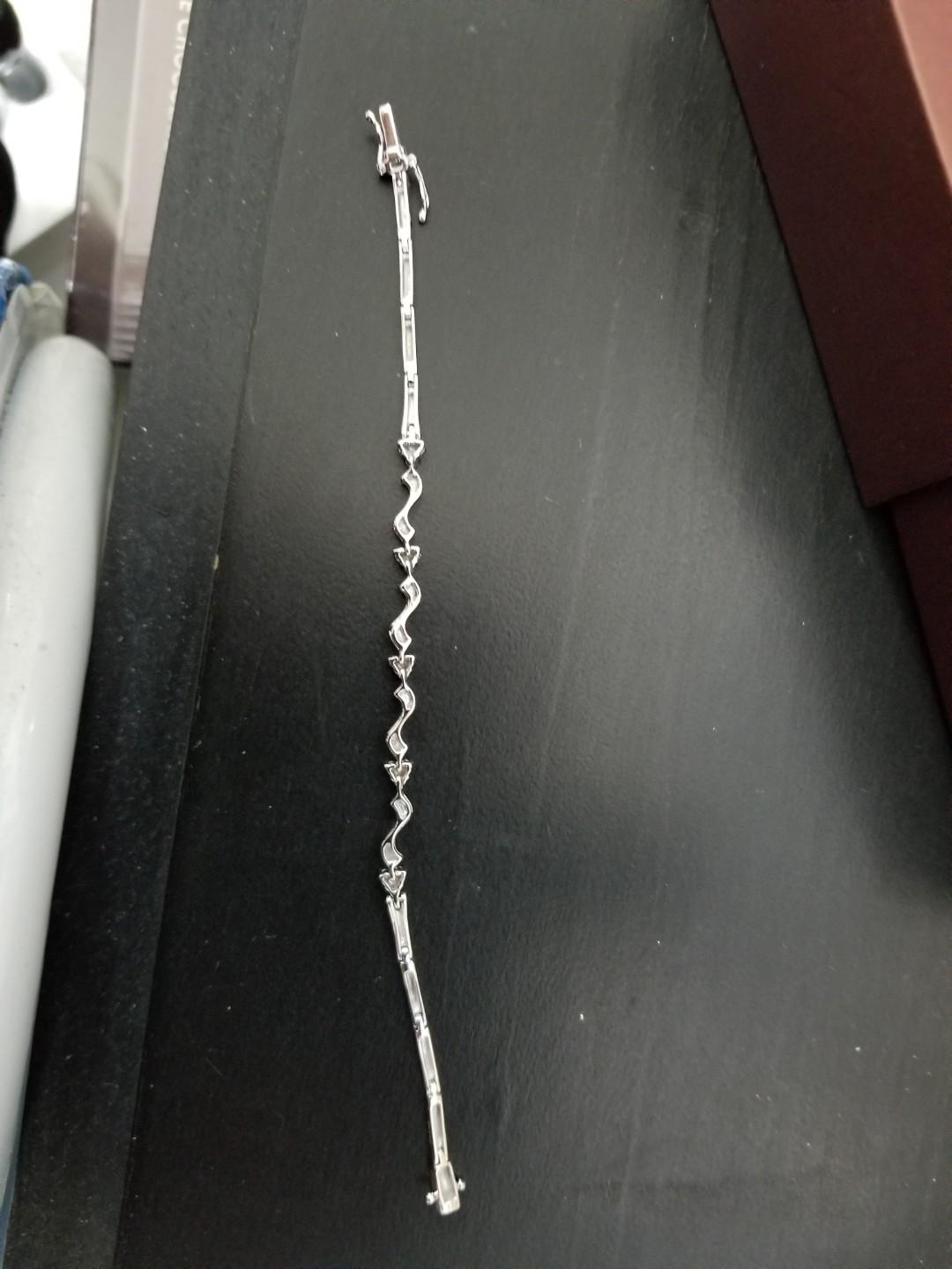 超值周生生18K/750白色黄金鑽石手鍊，15粒鑽石，共重0.31卡, 名牌, 飾物及配件- Carousell