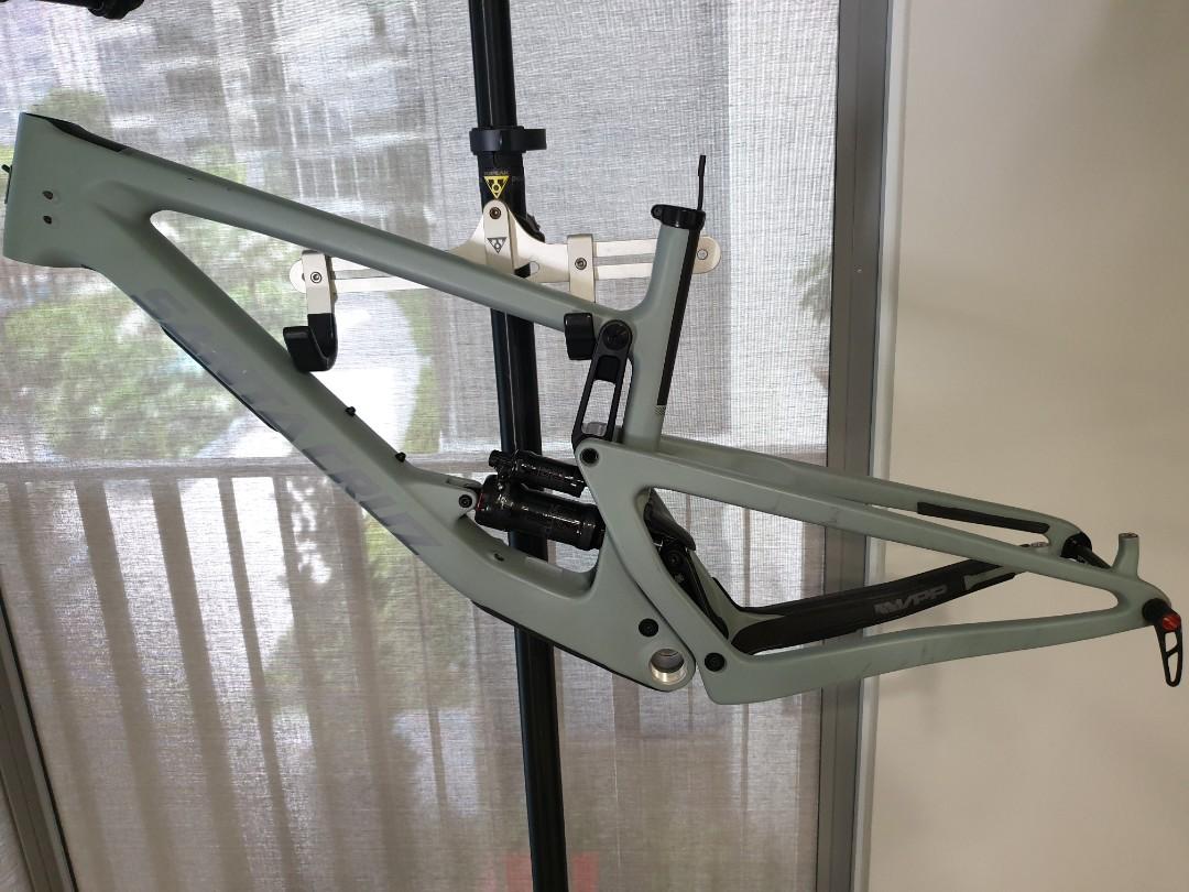 2019 Santa Cruz Bronson CC Frame L Size Sports Equipment