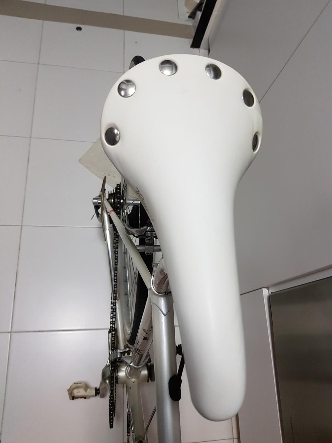 white bicycle saddle