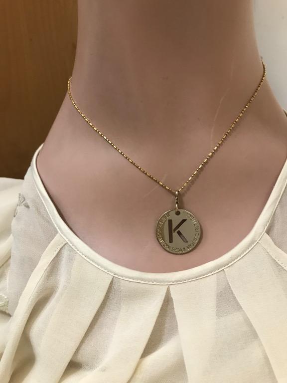 FENDI Initial âKâ Gold Charm Pendant éäº®è±æå­æ¯ âKâ éè²åå¢ (#newbie2003), å¥³è£, é£¾ç©åéä»¶, é ¸é - Carousell