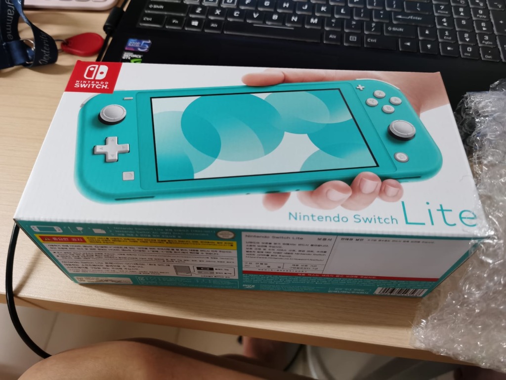 what comes in a nintendo switch lite box