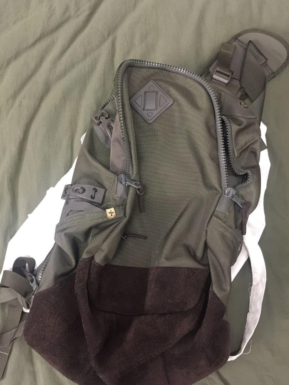Visvim ballistic 20L olive （分類：腰袋、手提袋、小袋）位於 Hong Kong。 由 .authenticgoods. 提交（商品編號 286202048，圖片 1）。簡介： 13ss olive With dust bag。