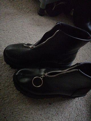 High platform black ankle boots with ring zipper