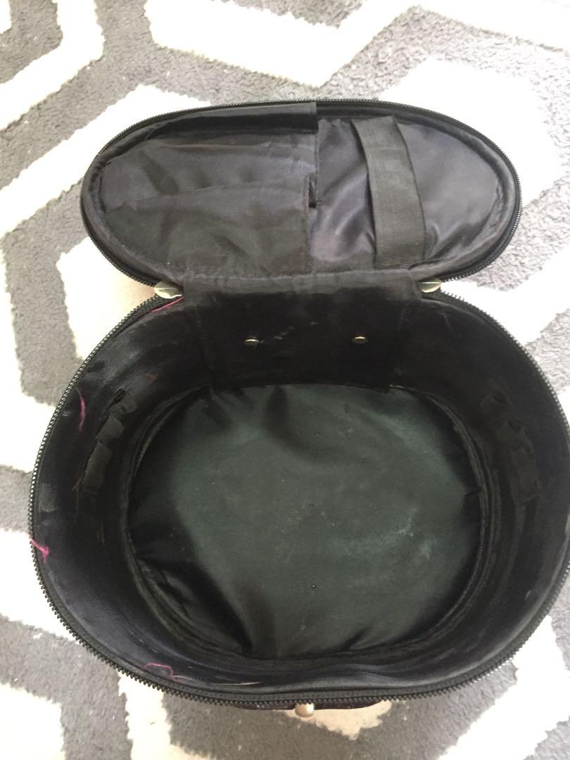 Makeup bag (Category: Accessory holder, box & organisers) located in Port Dickson. Submitted by puteri35 (Listing ID 286311906, Image 2). Description: Condition 8/10 Boleh letak make up supaya mudah nak pakai nnti.