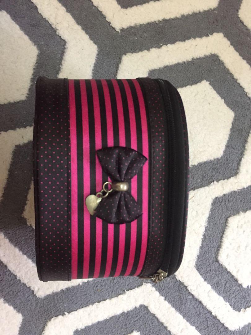 Makeup bag (Category: Accessory holder, box & organisers) located in Port Dickson. Submitted by puteri35 (Listing ID 286311906, Image 1). Description: Condition 8/10 Boleh letak make up supaya mudah nak pakai nnti.