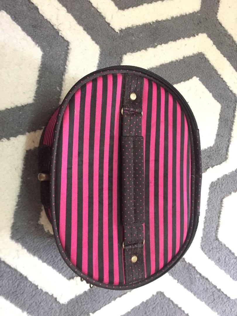 Makeup bag (Category: Accessory holder, box & organisers) located in Port Dickson. Submitted by puteri35 (Listing ID 286311906, Image 3). Description: Condition 8/10 Boleh letak make up supaya mudah nak pakai nnti.