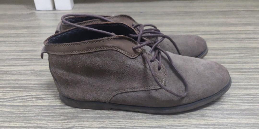 PULL & BEAR SHOE (Category: Dress shoes) located in Kuala Lumpur. Submitted by edd2015 (Listing ID 286359065, Image 1). Description: PULL & BEAR SHOE UK7 GOOD CONDITION BUY WRONG SAIZ-JARANG PAKAI RM170(nego).