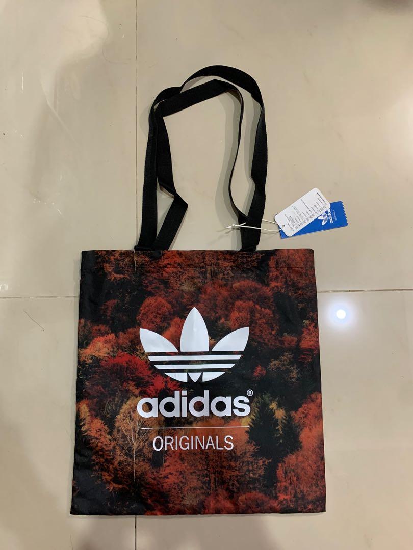 由 ill_mo (刊登 ID 286374968，圖片 1) 提交，位於 台北市 (Taipei) 的 Adidas Originals 愛迪達 防水購物袋 托特包 全新未使用 (類別：球拍和球類運動)，說明：Adidas Originals 愛迪達 防水購物袋 托特包 全新未使用 滿版紅色樹木/樹葉印花🍂 適合森林系男孩女孩 僅此一個。