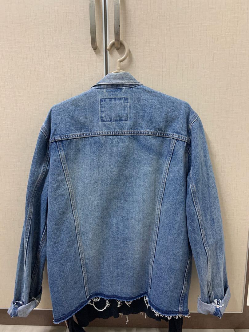 Levis jacket (Category: Hoodies) located in Butterworth. Submitted by chikalokaa (Listing ID 286668447, Image 2). Description: Condition is new Selling it because I'm getting fat 😂.