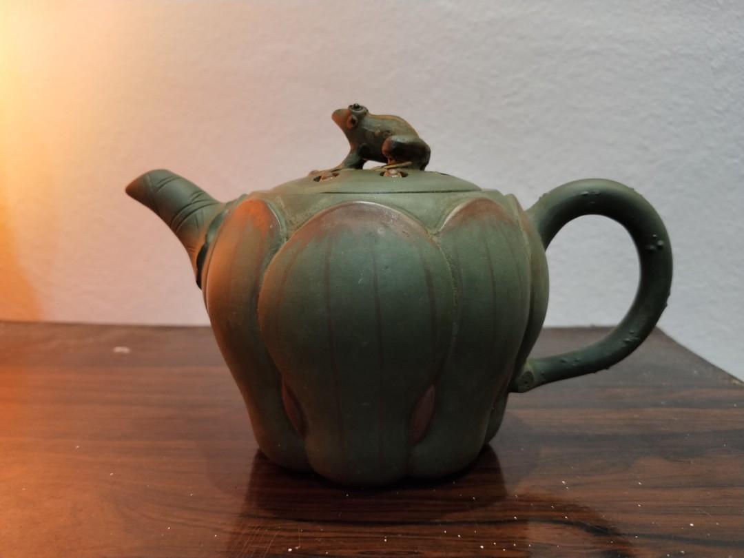 Tea Pot (Category: Vases & Decorative Bowls) located in Hulu Langat. Submitted by suncastle96 (Listing ID 286688721, Image 1). Description: China Tea pot Nice lotus shape & frog tea pot Lotus seed moveable. Height 4" width 6" nice for decoration.
