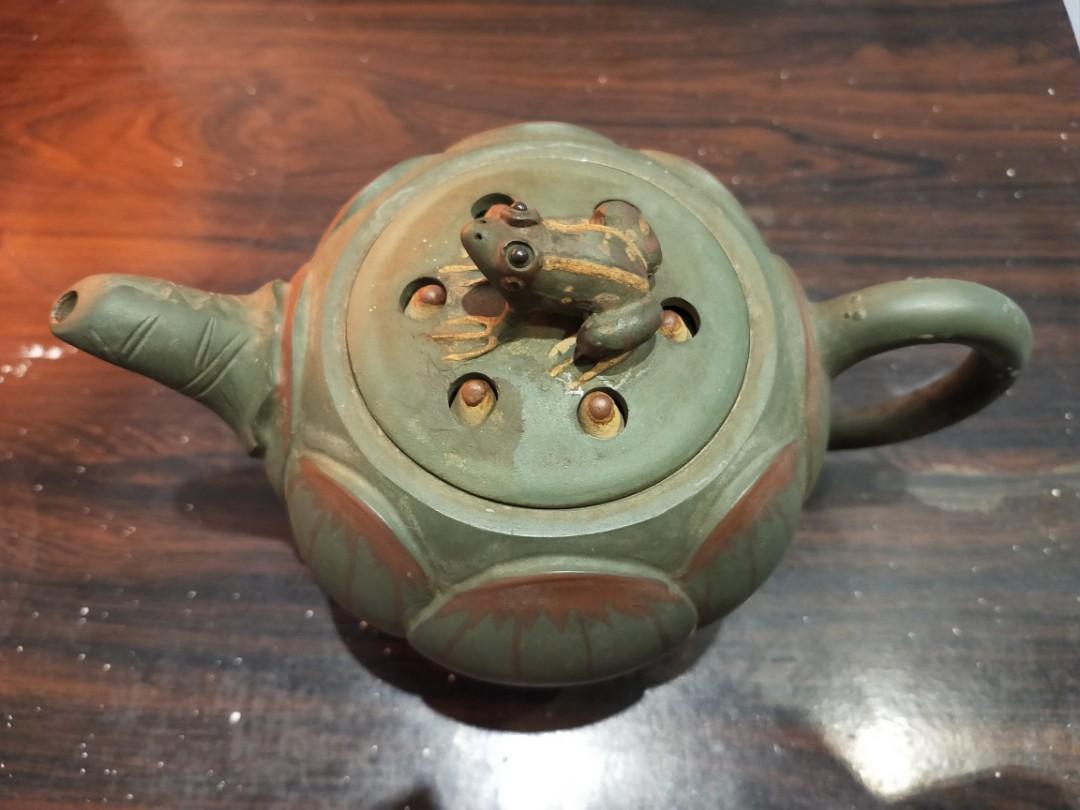 Tea Pot (Category: Vases & Decorative Bowls) located in Hulu Langat. Submitted by suncastle96 (Listing ID 286688721, Image 2). Description: China Tea pot Nice lotus shape & frog tea pot Lotus seed moveable. Height 4" width 6" nice for decoration.
