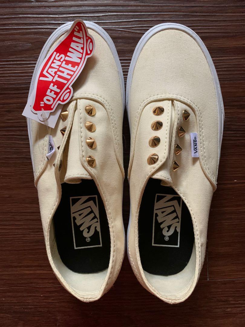 Off The Studs Sneakers Cream White US 5, Women's Fashion, Footwear, Sneakers on Carousell
