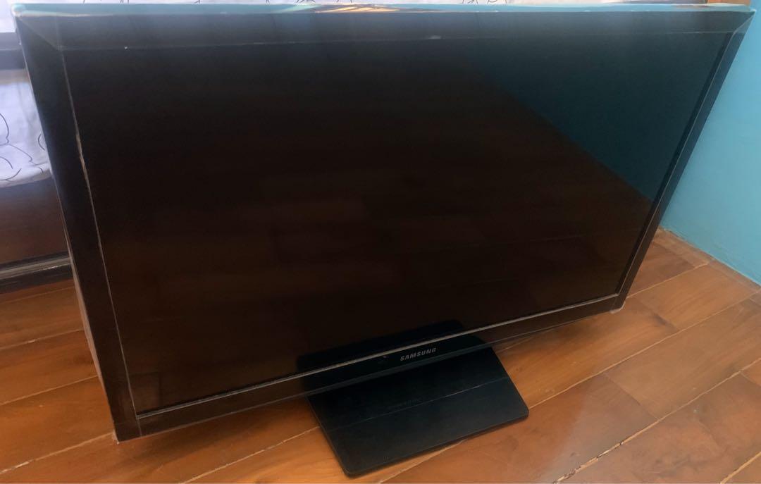 Samsung 24” LED Flat HD TV (Category: TV) located in Makati City. Submitted by bhv0408 (Listing ID 286882872, Image 2). Description: Selling my Samsung 24” LED Flat HD TV H4003 Series 4 Wide Color Enchancer Plus 1366x768 Resolution 1 USB port at the side 1HDMI, 1 Component In, 1 Composite In, 1RF (Terrestrial/Cable) 1 Remote Control Condition 9/10 RFS: Bought a larger Smart TV Feel free to message me for question. If interested meet up can be don