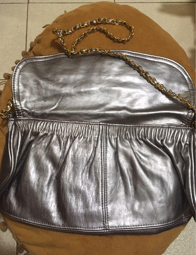 Decluttering (Category: Purses & Pouches) located in Manila. Submitted by chicstuff88 (Listing ID 287173991, Image 3). Description: 👉good condition 👉item from US 👉flaws on 4th pic , Broken clip but can tie both 👉can use as pouch.
