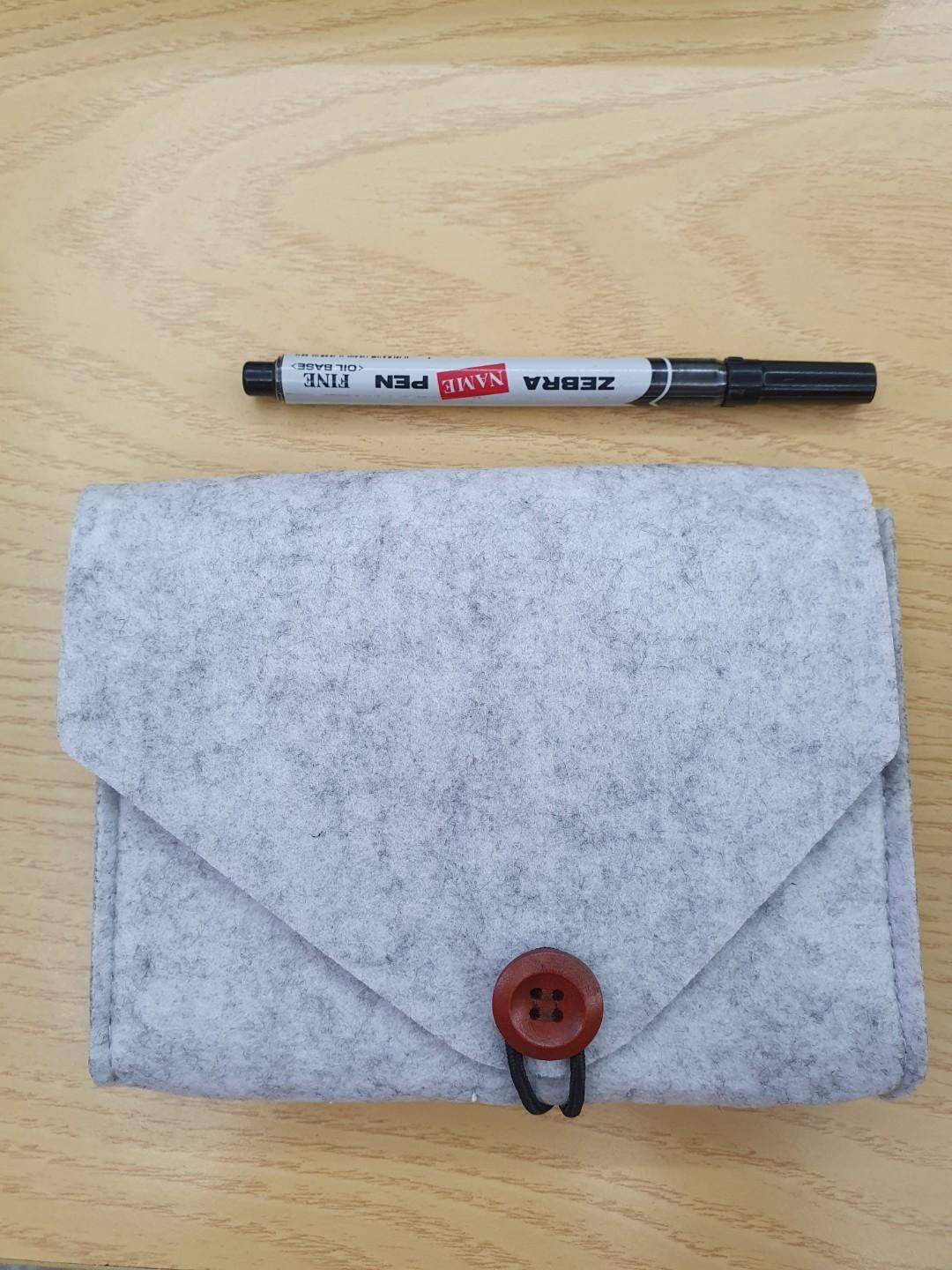 Pouch (Category: Purses & Pouches) located in Singapore. Submitted by pkdwd9519 (Listing ID 287204945, Image 4). Description: selling a pouch/storage bag able to fit earphone, data cable,coins etc..