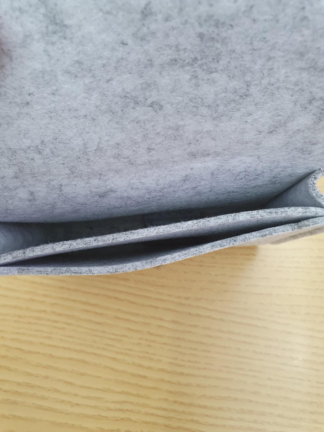 Pouch (Category: Purses & Pouches) located in Singapore. Submitted by pkdwd9519 (Listing ID 287204945, Image 3). Description: selling a pouch/storage bag able to fit earphone, data cable,coins etc..