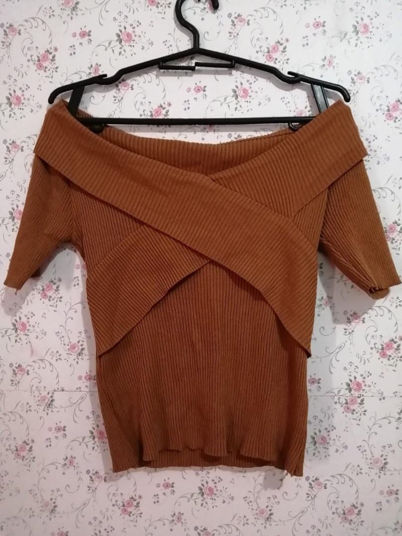 Knitted top (Category: Others Tops) located in Valenzuela. Submitted by hellopinky1 (Listing ID 287315631, Image 2). Description: 🔹Burnt orange color 🔹Super stretchable knitted top 🔹9/10 condition.