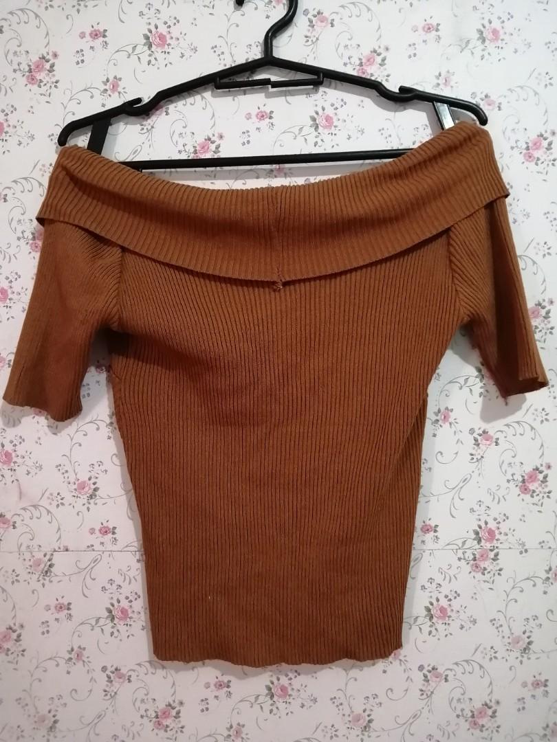 Knitted top (Category: Others Tops) located in Valenzuela. Submitted by hellopinky1 (Listing ID 287315631, Image 3). Description: 🔹Burnt orange color 🔹Super stretchable knitted top 🔹9/10 condition.