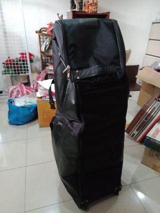Golf bag cover with wheels
